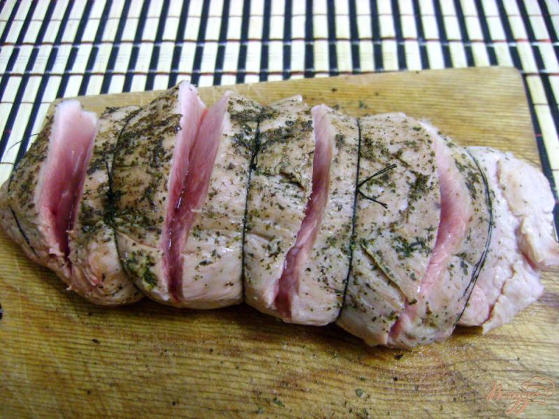 Фото приготовление рецепта: Свиная вырезка, запеченная с хурмой шаг №3