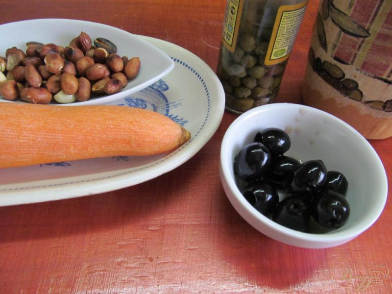 Фото приготовление рецепта: Салат из моркови с тапенадом шаг №1