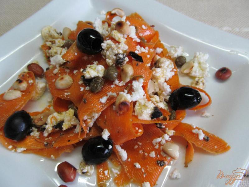 Фото приготовление рецепта: Салат из моркови с тапенадом шаг №7