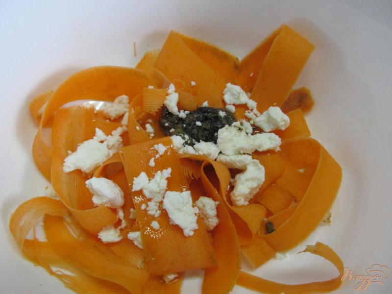 Фото приготовление рецепта: Салат из моркови с тапенадом шаг №6