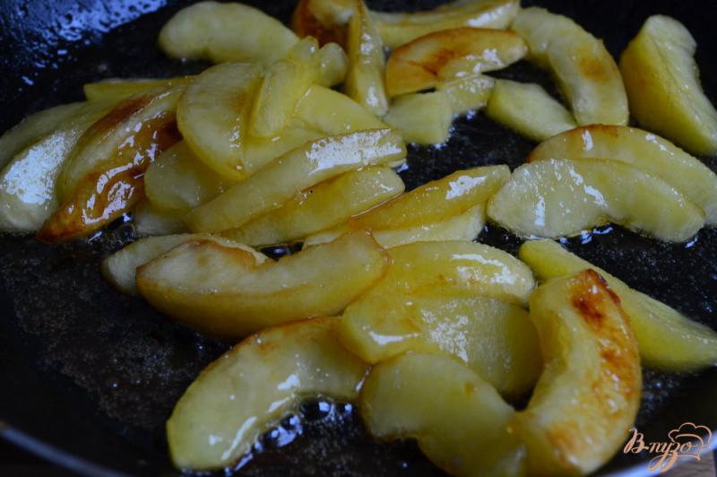 Фото приготовление рецепта: Жареные пирожки с яблоками и каштанами шаг №2