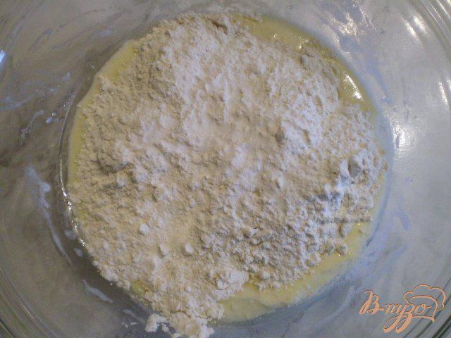 Фото приготовление рецепта: Лепешка на кефире с листьями чеснока шаг №3