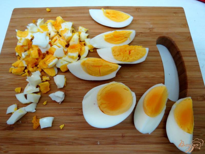 Фото приготовление рецепта: Закуска из яиц, салями и зелёного соуса шаг №6