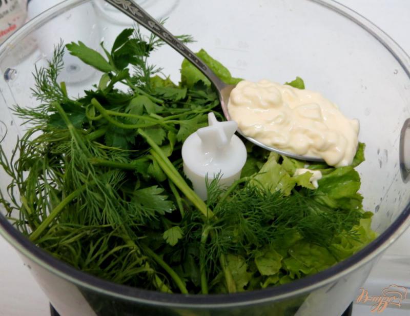 Фото приготовление рецепта: Закуска из яиц, салями и зелёного соуса шаг №4