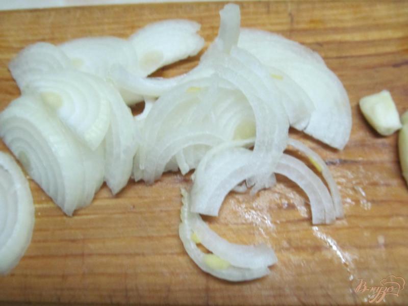 Фото приготовление рецепта: Теплый салат из картофеля грибов и каперсов шаг №8