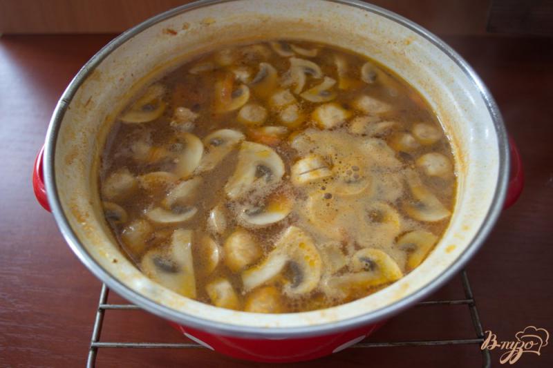 Фото приготовление рецепта: Вкусный грибной суп с томатом шаг №7