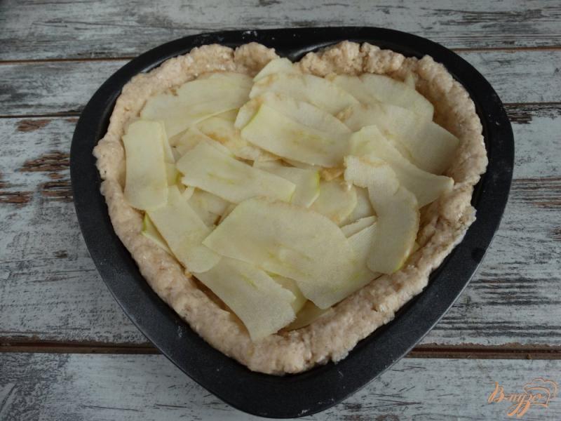 Фото приготовление рецепта: Деревенский пирог с яблоками и клюквой шаг №6