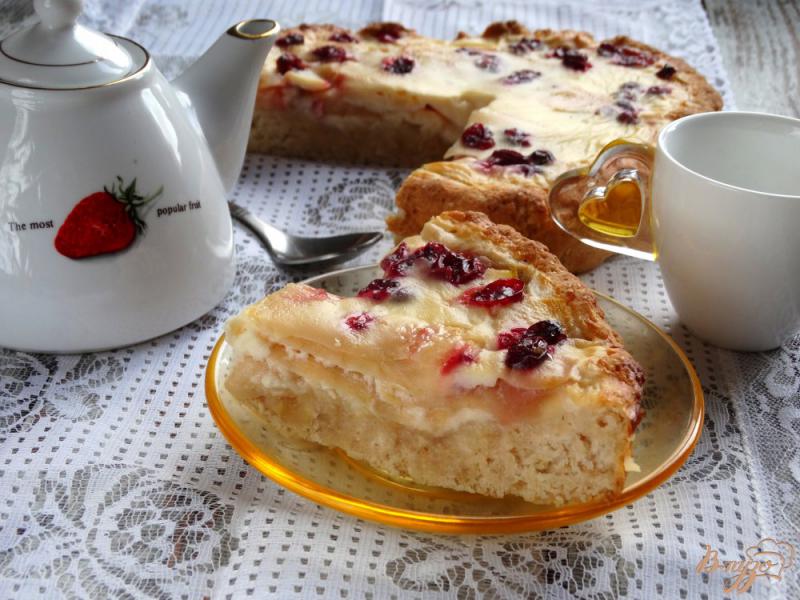 Фото приготовление рецепта: Деревенский пирог с яблоками и клюквой шаг №11