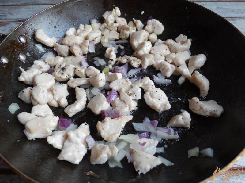 Фото приготовление рецепта: Перцы запеченные с куриным филе, перловкой и зеленым горошком шаг №2