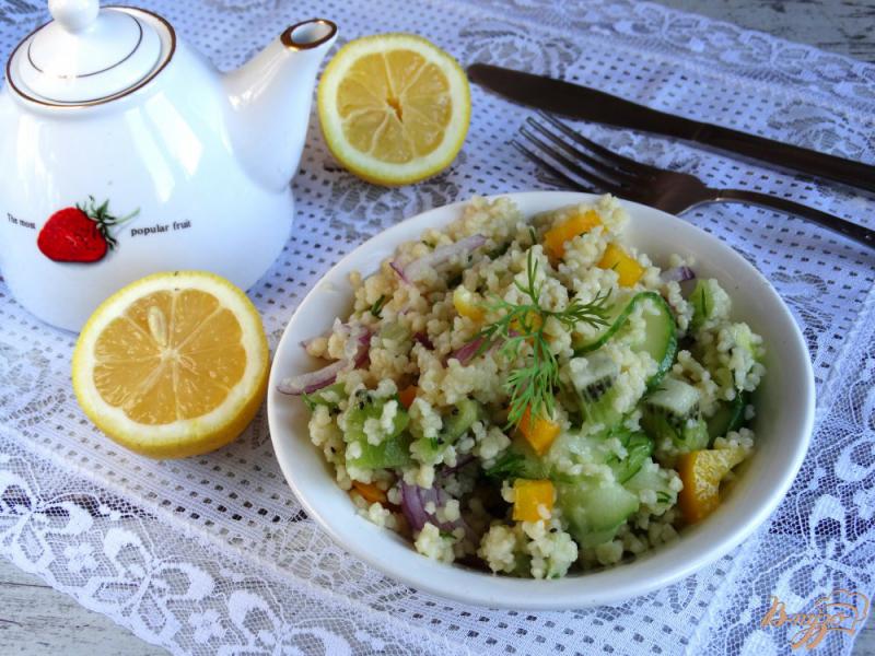Фото приготовление рецепта: Салат с кускусом, киви и овощами шаг №4