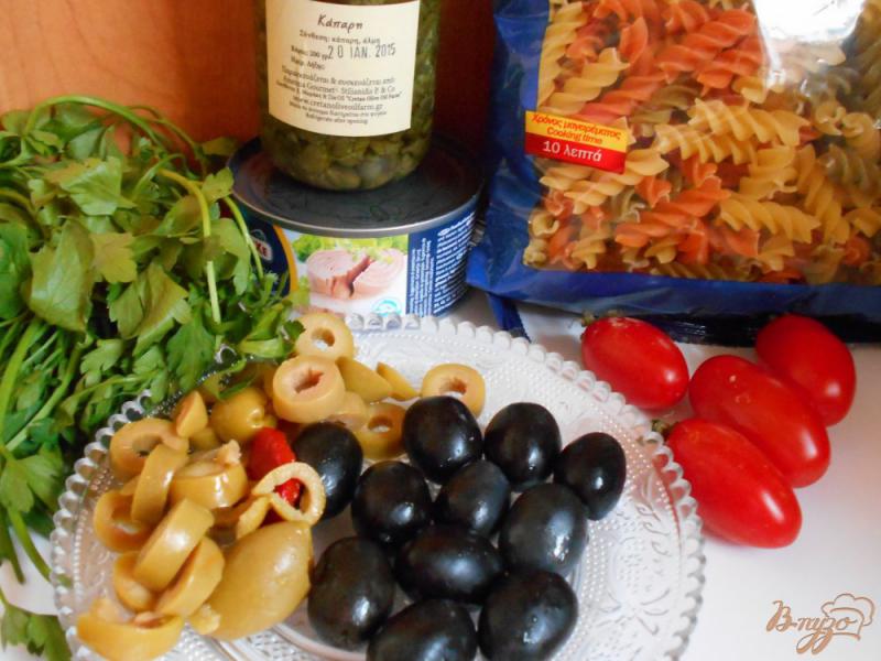 Фото приготовление рецепта: Теплый салат с тунцом и пастой шаг №1