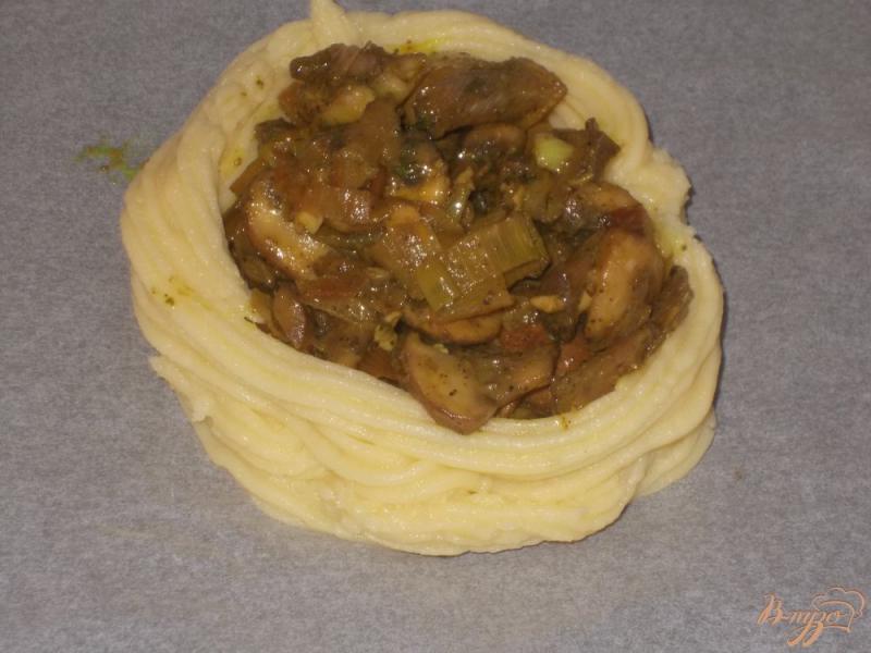 Фото приготовление рецепта: Картофельные гнезда с грибной начинкой шаг №6