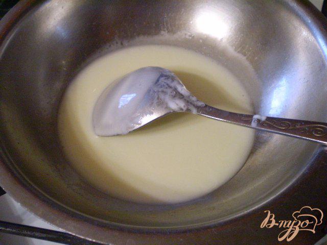 Фото приготовление рецепта: Мини плюшки с орехами и сахаром шаг №3