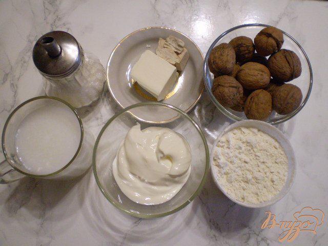 Фото приготовление рецепта: Мини плюшки с орехами и сахаром шаг №1