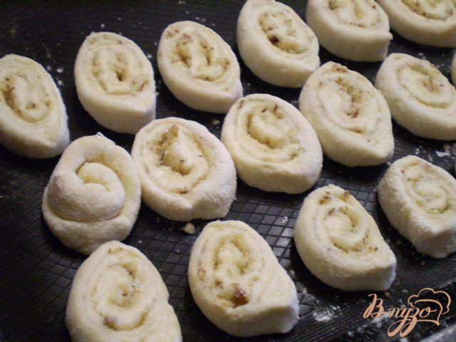 Фото приготовление рецепта: Мини плюшки с орехами и сахаром шаг №10