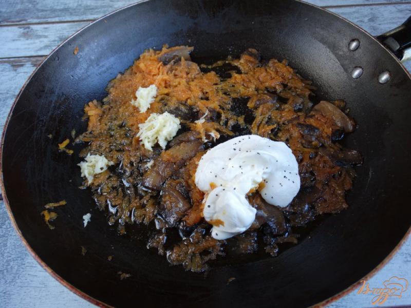 Фото приготовление рецепта: Острая кабачковая закуска с грибами и морковью шаг №2