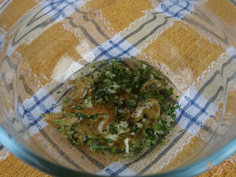 Фото приготовление рецепта: Картофельный салат с перепелиными яйцами и горчично-чесночной заправкой шаг №6