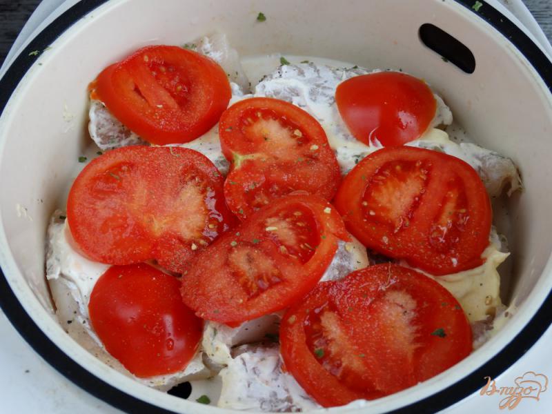 Фото приготовление рецепта: Треска на пару под томатно-сырной шубой шаг №4