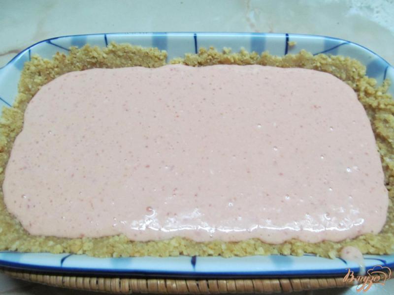 Фото приготовление рецепта: Заливной пирог из печенья и молока со свеклой шаг №9