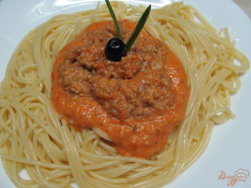 Фото приготовление рецепта: Спагетти в томатно-сметанном соусе и фаршем шаг №7