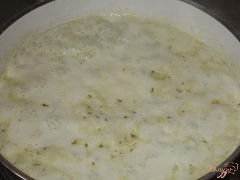 Фото приготовление рецепта: Макаронные бантики с тунцом в сливочном соусе из шпината и соуса песто шаг №3