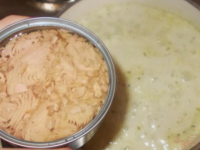 Фото приготовление рецепта: Макаронные бантики с тунцом в сливочном соусе из шпината и соуса песто шаг №4