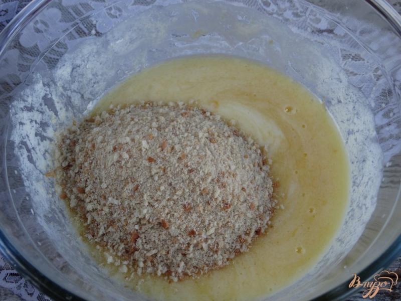 Фото приготовление рецепта: Сухарник с яблоками в мультиварке шаг №3