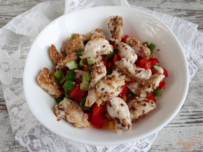 Фото приготовление рецепта: Салат с кунжутной курицей и овощами шаг №6