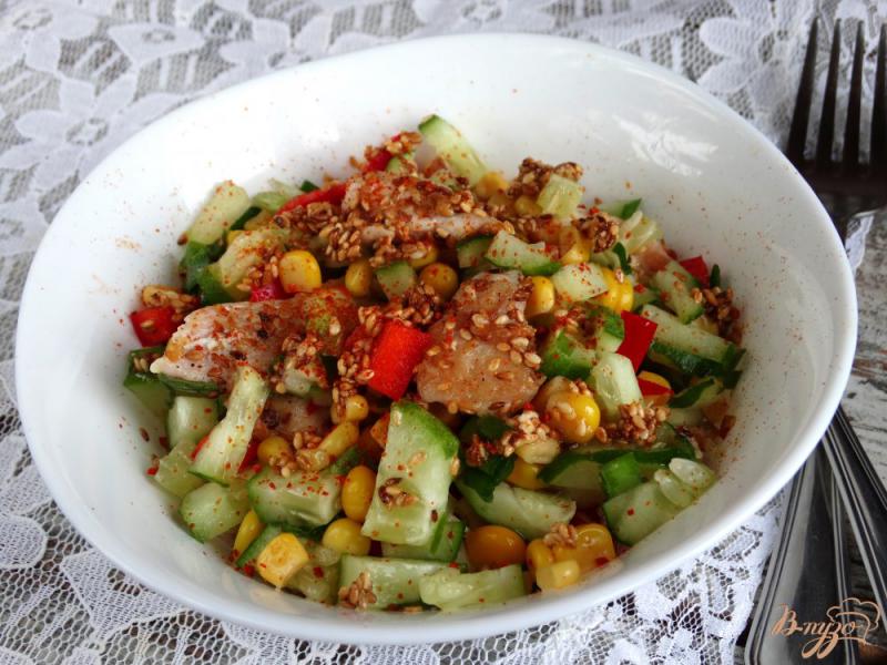 Фото приготовление рецепта: Салат с кунжутной курицей и овощами шаг №7