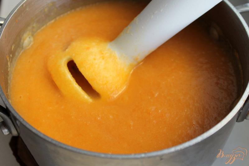 Фото приготовление рецепта: Крем-суп с бужениной и сыром шаг №5