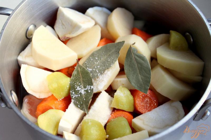 Фото приготовление рецепта: Крем-суп с бужениной и сыром шаг №4