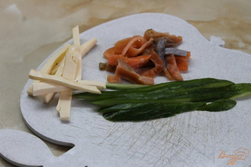 Фото приготовление рецепта: Ролл с соленым лососем огурцом и сыром в кунжуте шаг №4