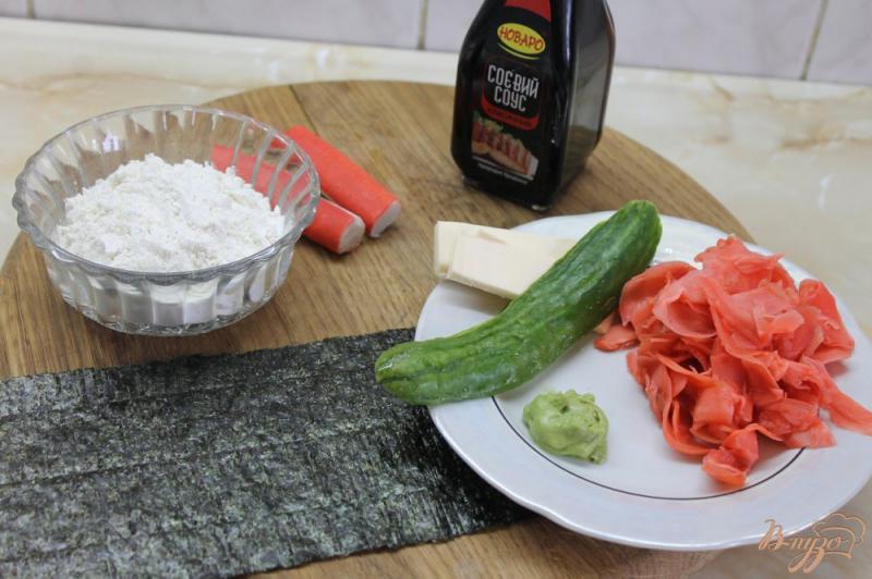 Фото приготовление рецепта: Ролл с крабовой палочкой и сыром с огурцом в тесте шаг №3