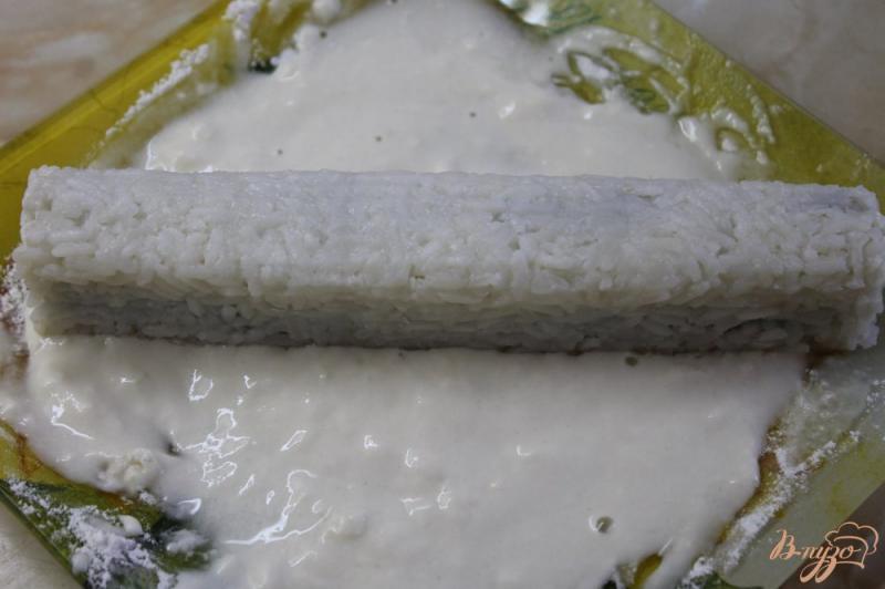 Фото приготовление рецепта: Ролл с крабовой палочкой и сыром с огурцом в тесте шаг №7