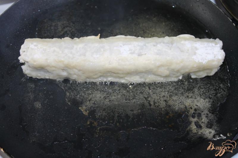 Фото приготовление рецепта: Ролл с крабовой палочкой и сыром с огурцом в тесте шаг №9