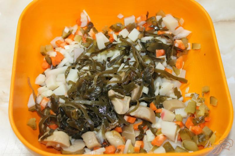 Фото приготовление рецепта: Винегрет с белыми маринованными грибами и морской капустой шаг №3