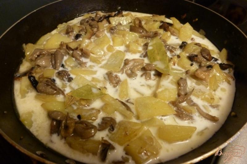 Фото приготовление рецепта: Молодой картофель с грибами,тушенный в молоке шаг №4
