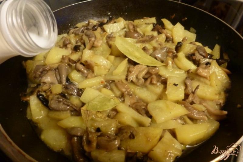 Фото приготовление рецепта: Молодой картофель с грибами,тушенный в молоке шаг №3