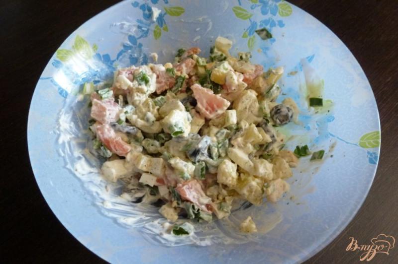 Фото приготовление рецепта: Салат с копченной красной рыбой шаг №5