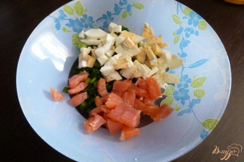 Фото приготовление рецепта: Салат с копченной красной рыбой шаг №2
