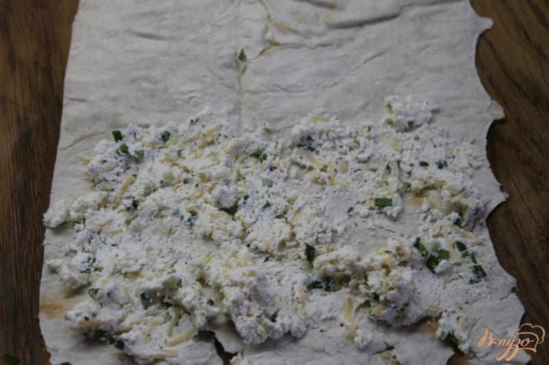 Фото приготовление рецепта: Конвертики из лаваша с творогом и сыром шаг №6