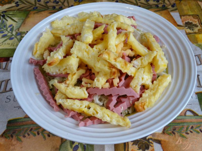 Фото приготовление рецепта: Капустный салат с омлетом и колбасой шаг №3