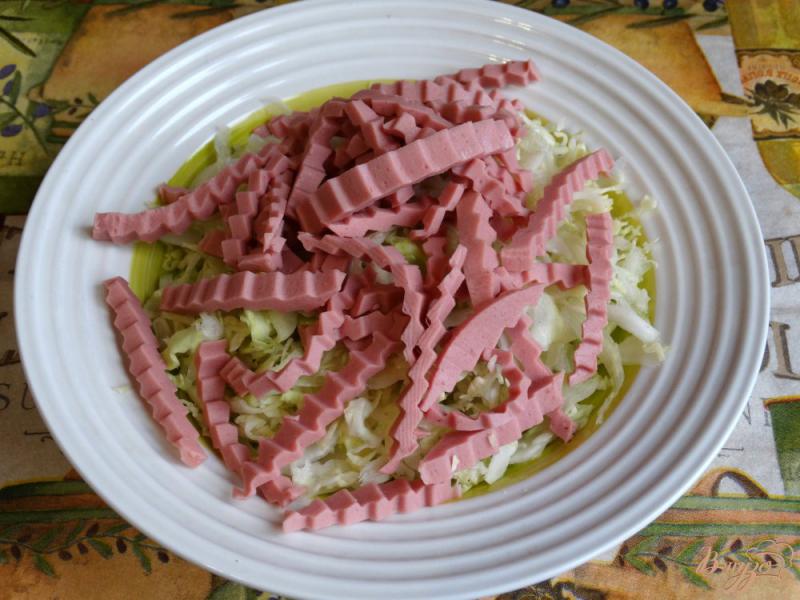 Фото приготовление рецепта: Капустный салат с омлетом и колбасой шаг №2