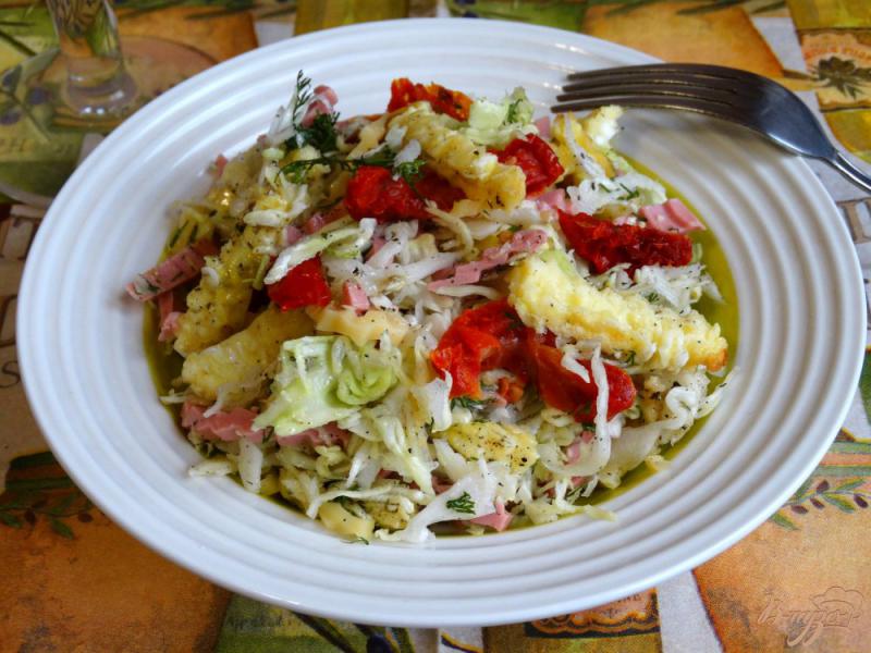 Фото приготовление рецепта: Капустный салат с омлетом и колбасой шаг №7
