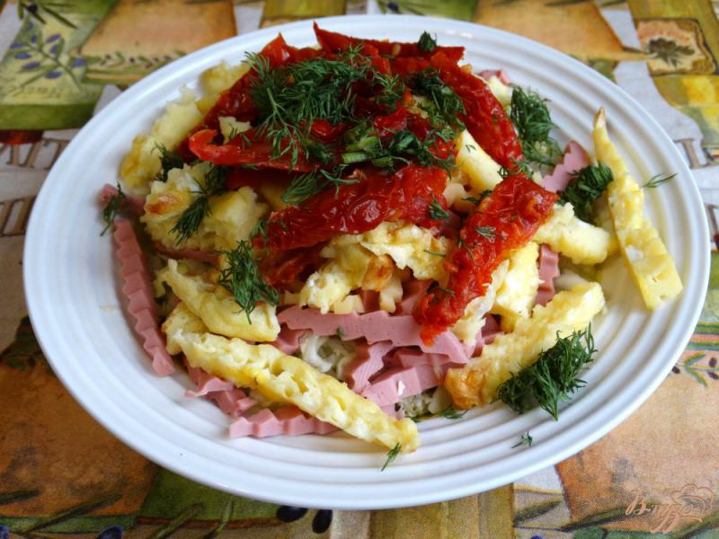 Фото приготовление рецепта: Капустный салат с омлетом и колбасой шаг №5