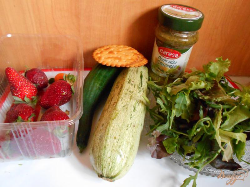Фото приготовление рецепта: Салат из огурцов и цуккини с соусом песто шаг №1