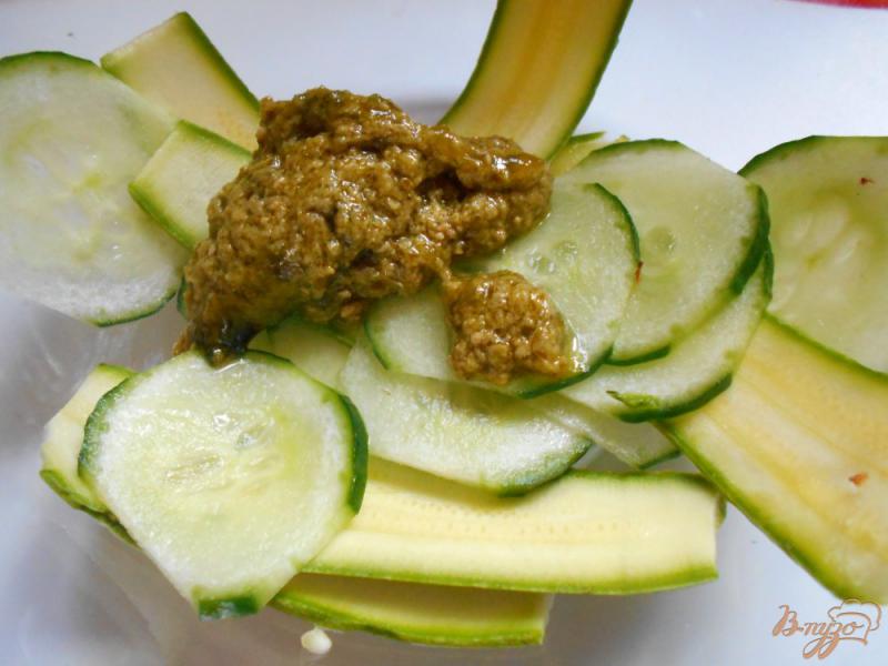 Фото приготовление рецепта: Салат из огурцов и цуккини с соусом песто шаг №5