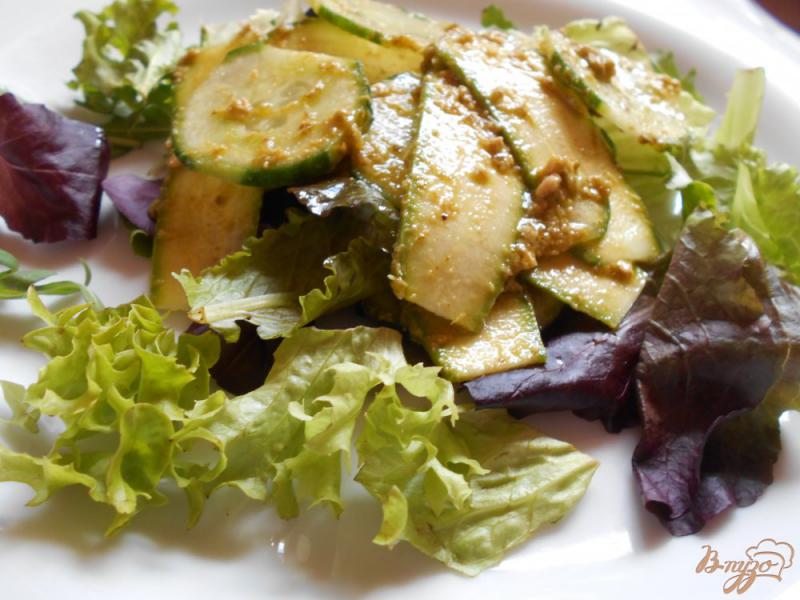 Фото приготовление рецепта: Салат из огурцов и цуккини с соусом песто шаг №6