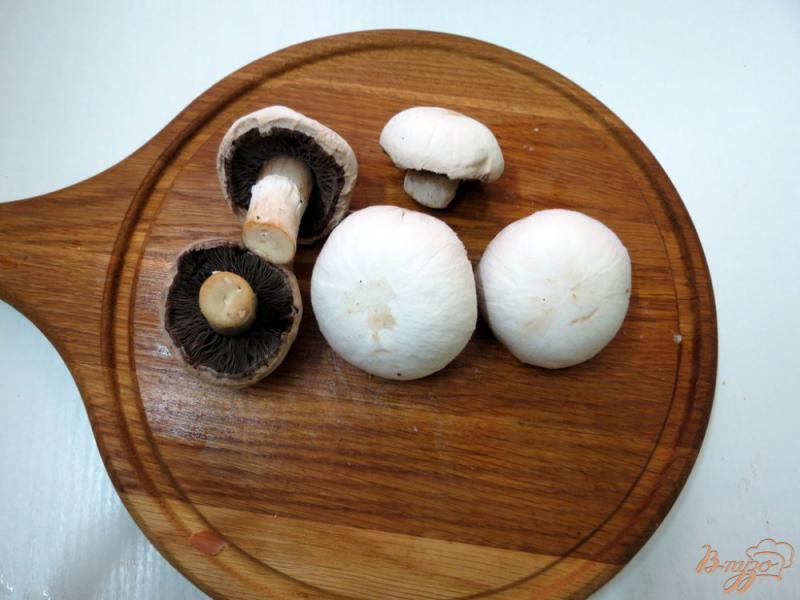 Фото приготовление рецепта: Свинина с перцем и грибами шаг №2