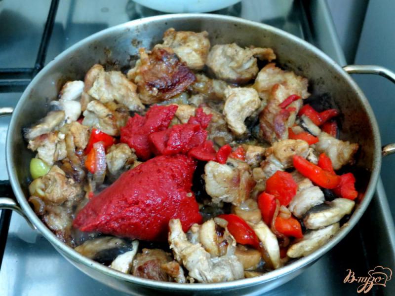 Фото приготовление рецепта: Свинина с перцем и грибами шаг №7